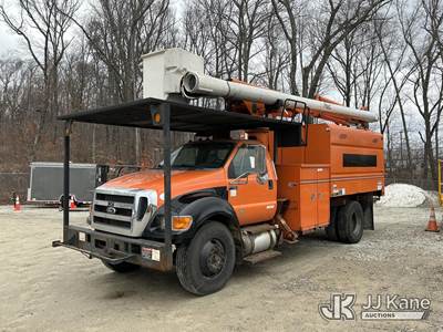 Altec LR756, 61 ft, Over-Center Bucket Truck
