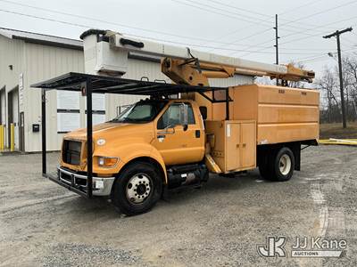 HiRanger XT55, 60 ft, Over-Center Bucket Truck