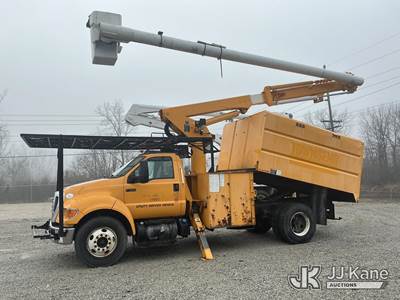 Altec LR756, 61 ft, Over-Center Bucket Truck