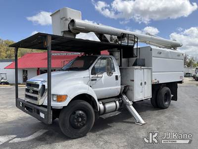 Altec LR-756, 61 ft, Over-Center Bucket Truck