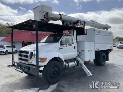 Altec LR756, 60 ft, Over-Center Bucket Truck