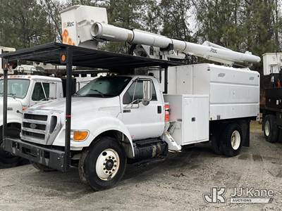 Altec LR756, 61 ft, Over-Center Bucket Truck