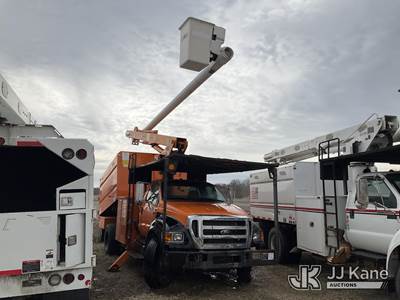 Altec LR756, 61 ft, Over-Center Bucket Truck