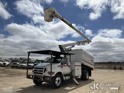 Altec LR756, 61 ft, Over-Center Bucket Truck