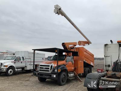 Altec LR756, 61 ft, Over-Center Bucket Truck