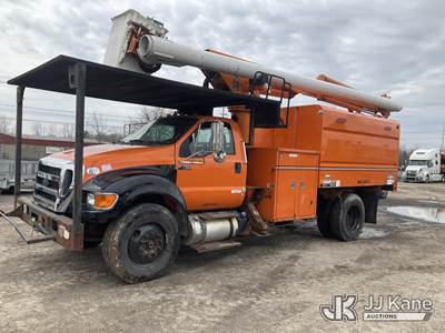 Altec LR756, 61 ft, Over-Center Bucket Truck