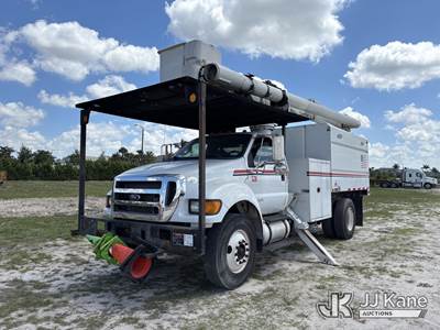 Altec LR756, 61 ft, Over-Center Bucket Truck