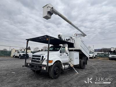 Altec LR756, 61 ft, Over-Center Bucket Truck