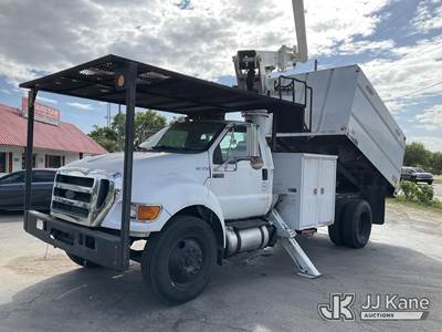 Altec LR756, 61 ft, Over-Center Bucket Truck