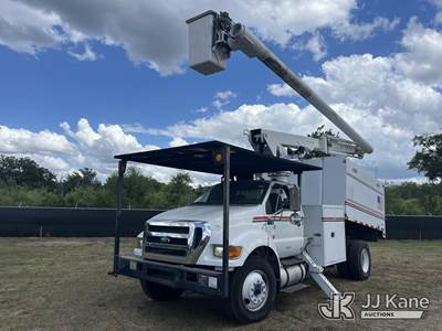Altec LR756, 61 ft, Over-Center Bucket Truck