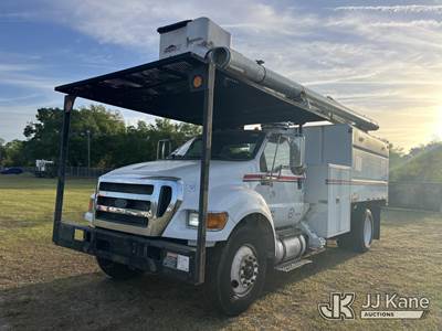 Altec LR756, 61 ft, Over-Center Bucket Truck