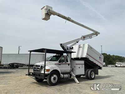Altec LR756, 61 ft, Over-Center Bucket Truck