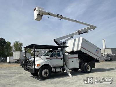 Altec LR756, 61 ft, Over-Center Bucket Truck