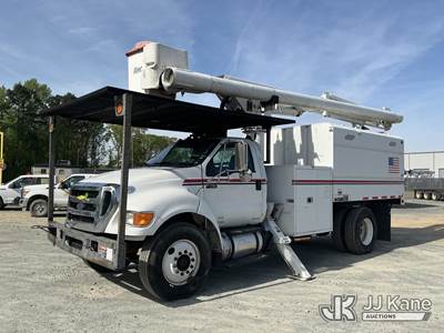 Altec LR756, 61 ft, Over-Center Bucket Truck