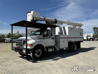 Altec LR756, 61 ft, Over-Center Bucket Truck