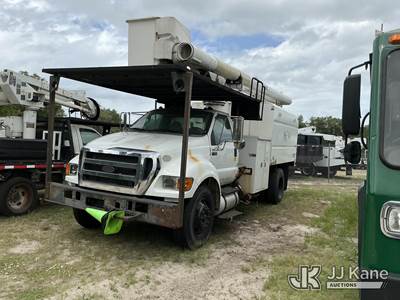 Altec LR756, 61 ft, Over-Center Bucket Truck