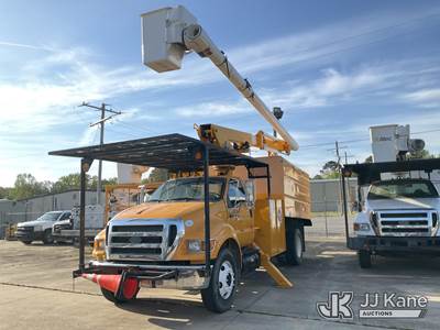 Altec LR756, 61 ft, Over-Center Bucket Truck