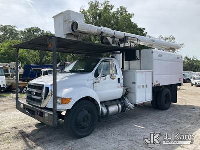 Altec LR756, 61 ft, Over-Center Bucket Truck