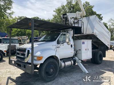 Altec LR756, 61 ft, Over-Center Bucket Truck