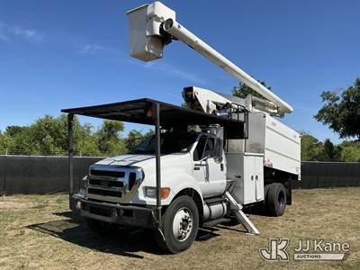 Altec LR756, 61 ft, Over-Center Bucket Truck