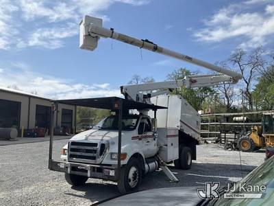Altec LR756, 61 ft, Over-Center Bucket Truck