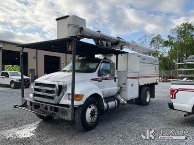 Altec LR756, 61 ft, Over-Center Bucket Truck