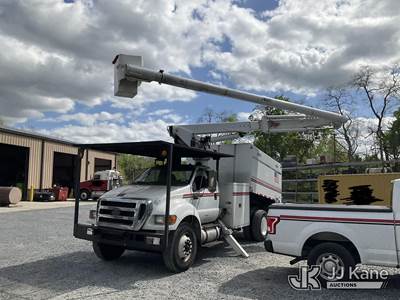 Altec LR756, 61 ft, Over-Center Bucket Truck