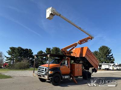 Altec LR756, 61 ft, Over-Center Bucket Truck