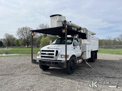Altec LR756, 61 ft, Over-Center Bucket Truck
