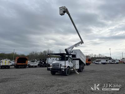 Altec LR756, 61 ft, Over-Center Bucket Truck