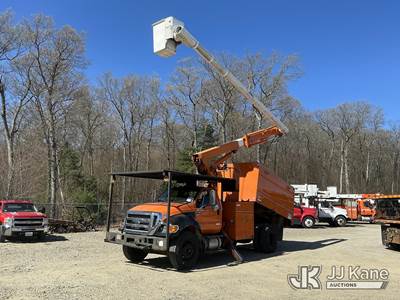 Altec LR756, 61 ft, Over-Center Bucket Truck