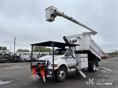 Altec LR756, 61 ft, Over-Center Bucket Truck