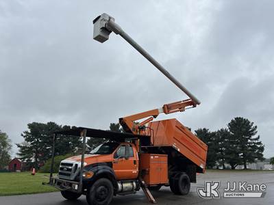 Altec LR756, 61 ft, Over-Center Bucket Truck