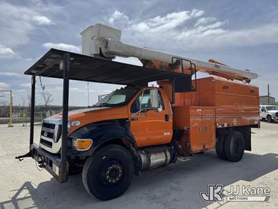 Altec LR756, 61 ft, Over-Center Bucket Truck