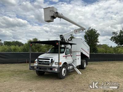 Altec LR756, 61 ft, Over-Center Bucket Truck