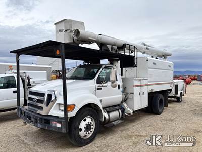 Altec LR756, 61 ft, Over-Center Bucket Truck
