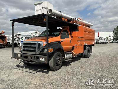 Altec LR756, 61 ft, Over-Center Bucket Truck