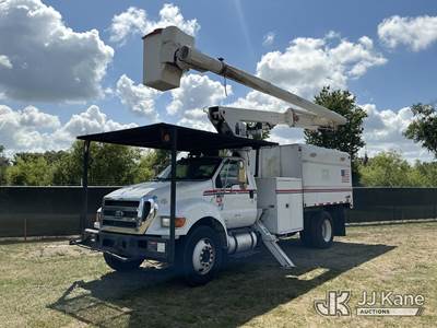Altec LR756, 61 ft, Over-Center Bucket Truck