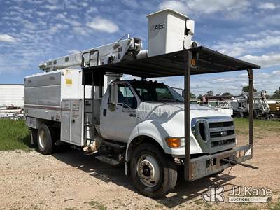 Altec LR756, 61 ft, Over-Center Bucket Truck