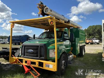 Altec LR758, 63 ft, Over-Center Bucket Truck