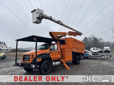 Altec LR756, 61 ft, Over-Center Bucket Truck