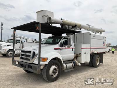 Altec LR756, 61 ft, Over-Center Bucket Truck