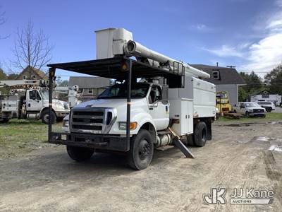Altec LR756, 61 ft, Over-Center Bucket Truck