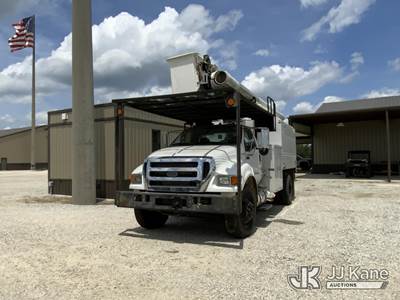 Altec LR756, 62 ft, Over-Center Bucket Truck