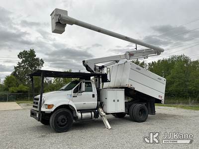 Altec LR756, 61 ft, Over-Center Bucket Truck