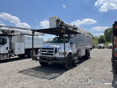 Altec LR756, 61 ft, Over-Center Bucket Truck
