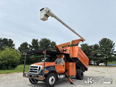 Altec LR756, 61 ft, Over-Center Bucket Truck