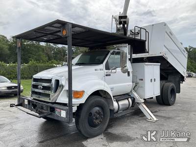 Altec LR756, 61 ft, Over-Center Bucket Truck