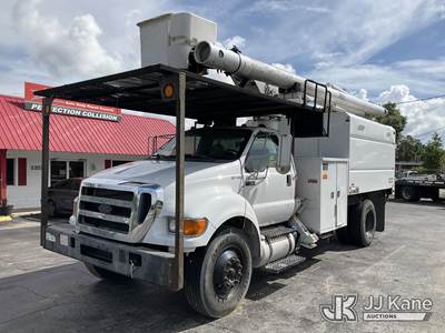 Altec LR756, 61 ft, Over-Center Bucket Truck