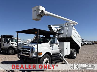 Altec LR756, 61 ft, Over-Center Bucket Truck